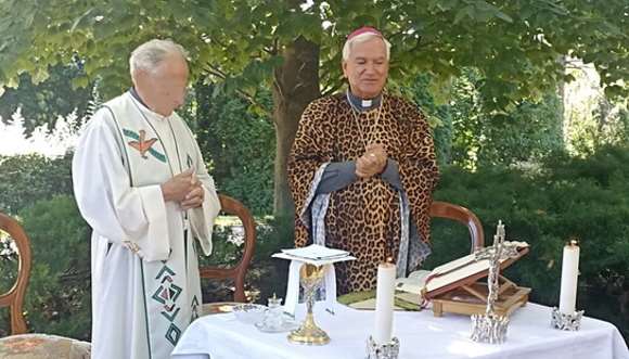 Puglia, sacerdote celebra Messa con la casula leopardata • Imola Oggi