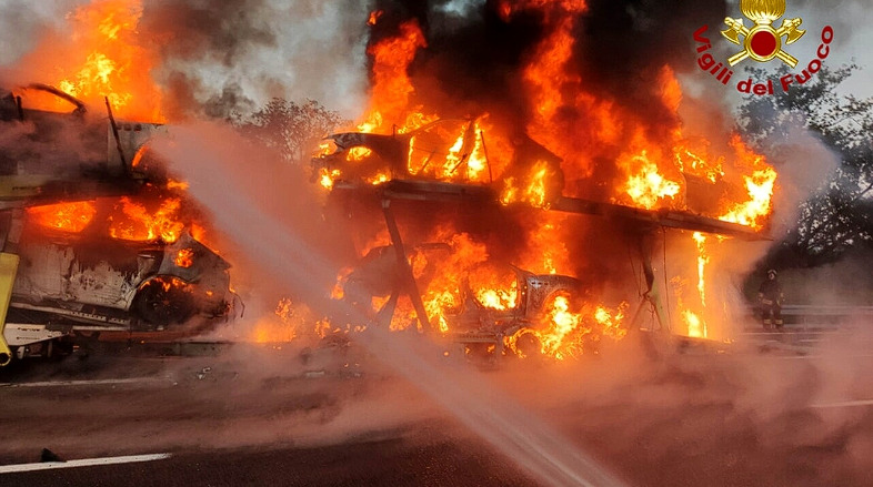 Incendio sull'autostrada Torino-Savona: fiamme avvolgono bisarca con sei auto a bordo - Grandeinganno