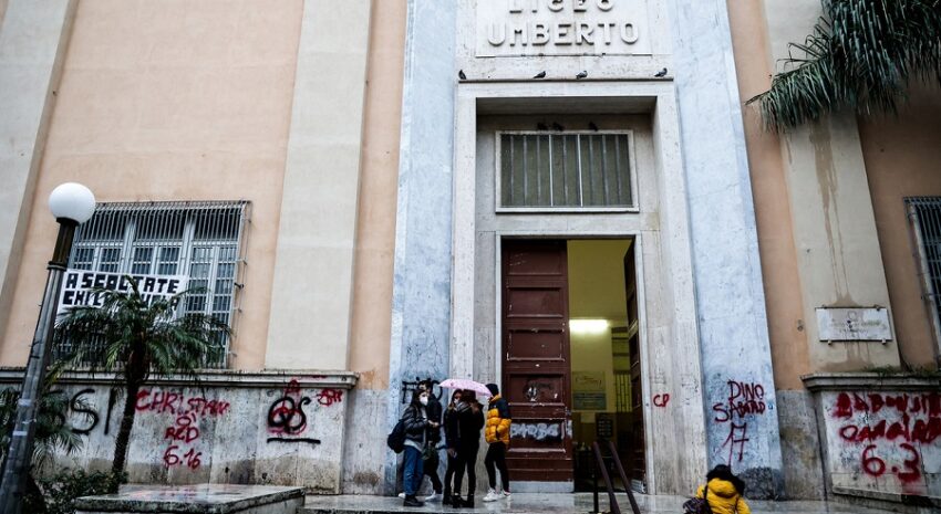 Napoli, tragedia a Chiaia: 17enne stroncato da un malore improvviso - Grandeinganno