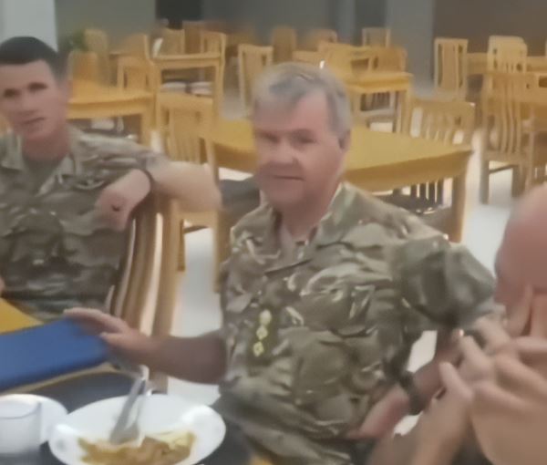 Oman: Un residente infuriato esprime il suo disappunto sulla presenza della NATO in Oman e il sostegno ad Israele - Grandeinganno