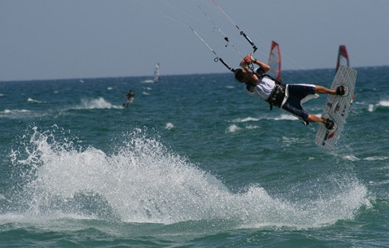 Forse un malore improvviso mentre praticava kitesurf: muore 40enne - Grandeinganno