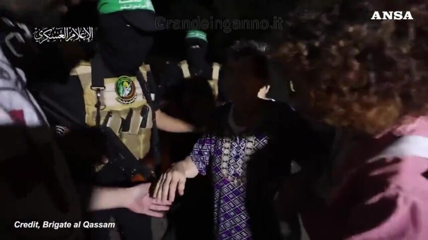 Donna israeliana liberata da Hamas stringe la mano al terrorista e gli dice: "Shalom" - Grandeinganno