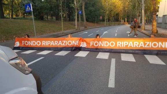 Verona, "ecologisti" bloccano il traffico: chiedono 20 miliardi • Imola Oggi