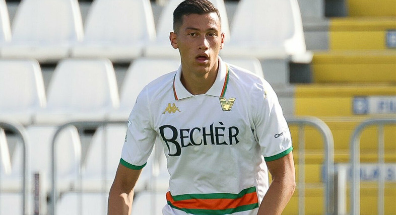 Il Venezia calcio perde il suo top player Jay Idzes: colpito a 23 anni da una trombosi venosa con micro embolismo polmonare - Grandeinganno