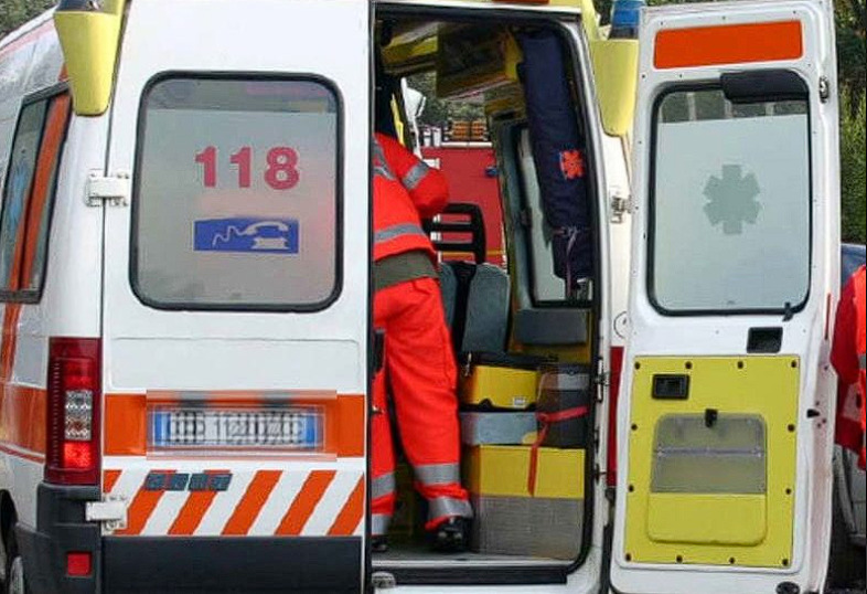 Una donna di 50 anni avverte malore improvviso e si schianta contro palo della luce - Grandeinganno