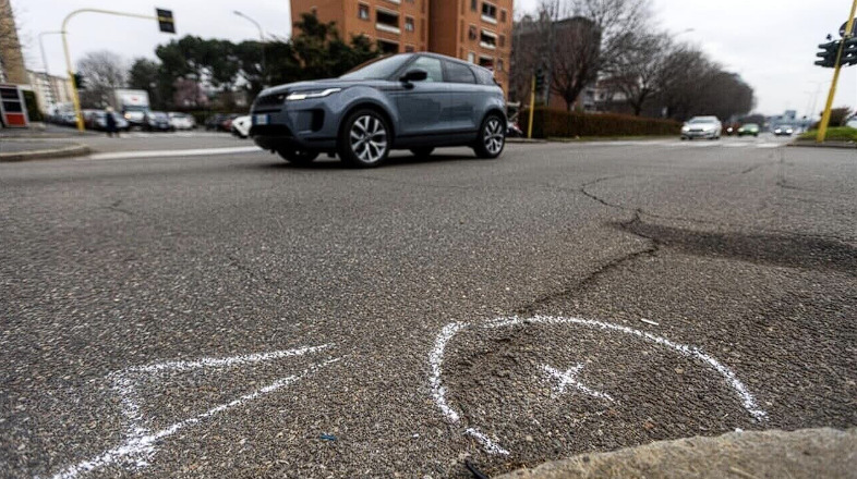 Ha un malore mentre guida l'auto: travolge una mamma con la carrozzina e muore - Grandeinganno