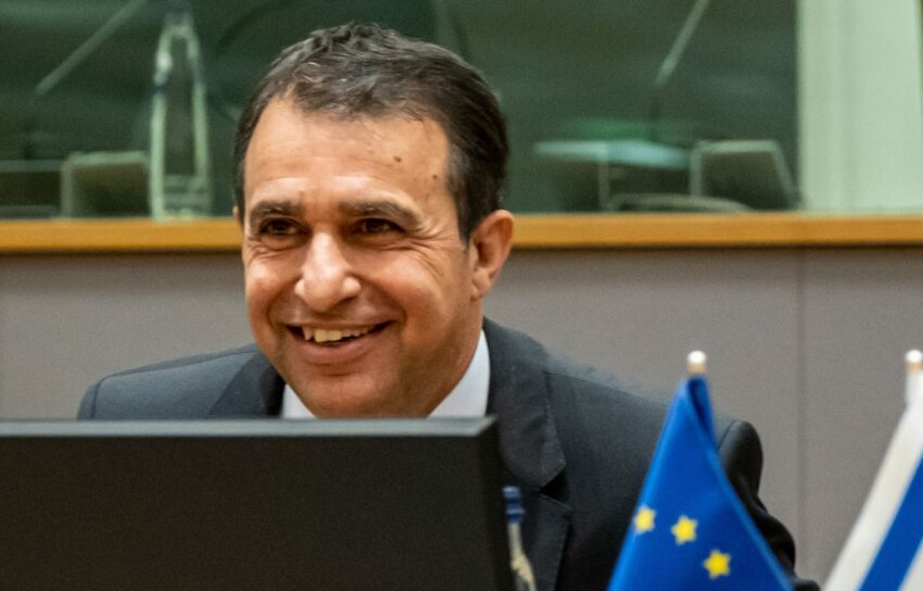 L'ambasciatore israeliano presso l'Ue rifiuta un'indagine internazionale sull'attacco all'ospedale di Gaza: "Fidatevi di Israele" - Grandeinganno