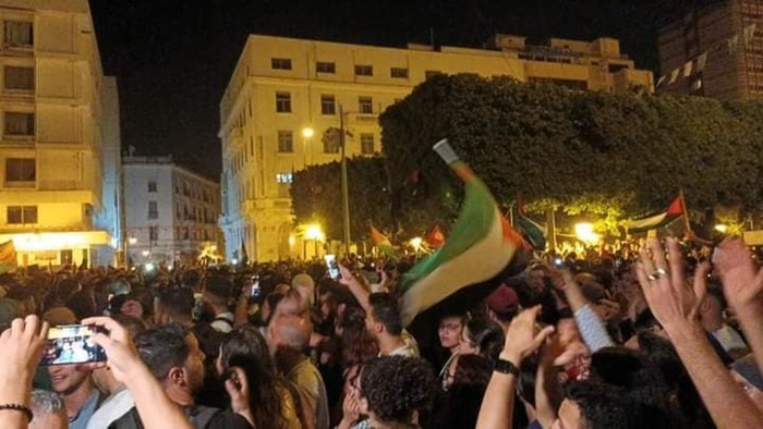 Proteste a Tunisi contro il Sostegno Francese a Israele a Seguito del Massacro di Gaza: Migliaia davanti all'ambasciata di Francia - Grandeinganno