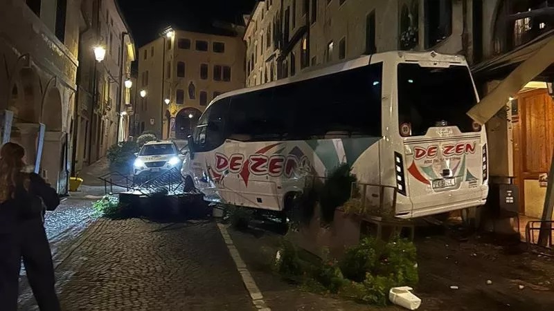 Autobus turistico si avvia da solo e devasta il Bar Commercio ad Asolo, sarebbe potuta essere una strage. - Grandeinganno
