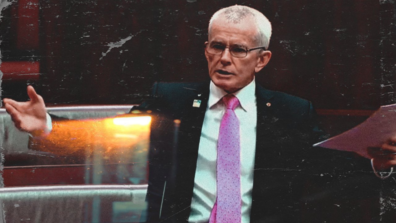 Senatore australiano gela il Senato ▷ In questa stessa aula i fan di Schwab minacciano la libertà