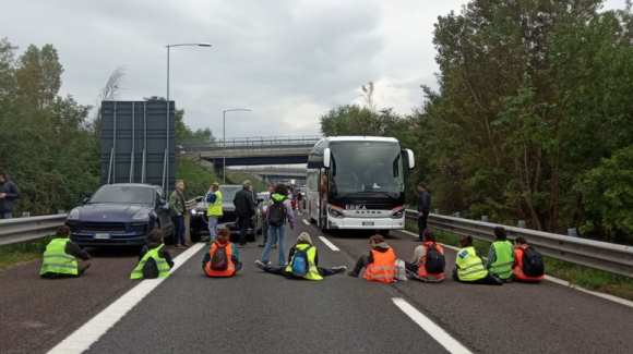 Bologna, si incollano all'asfalto e bloccano la tangenziale: arrestati "ecologisti" • Imola Oggi