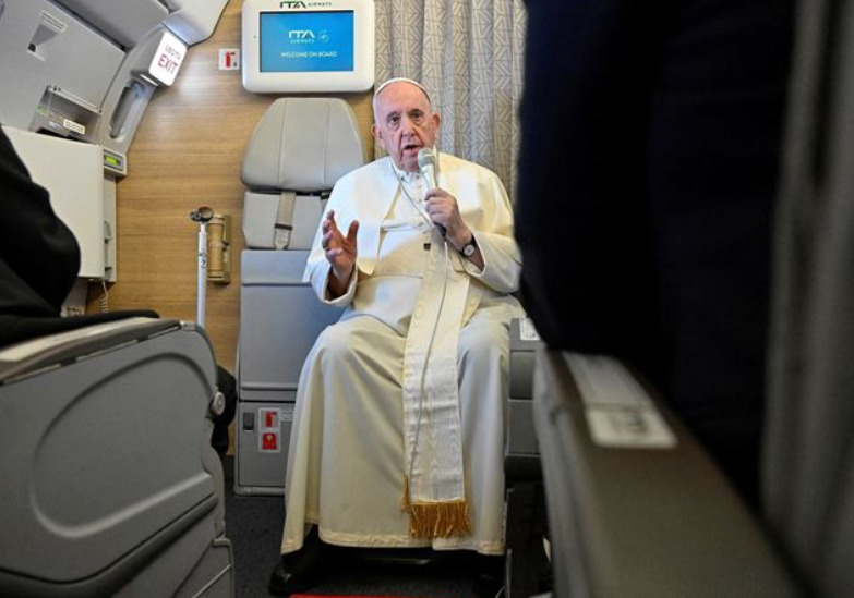 Il Papa ai giornalisti : non è immorale dare armi all'Ucraina - Grandeinganno