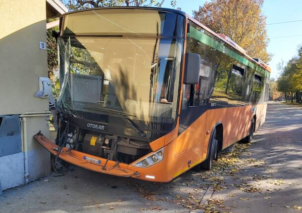 Bus contro il cancello, tranciato un tubo del gas di una casa a Legnano - LegnanoNews
