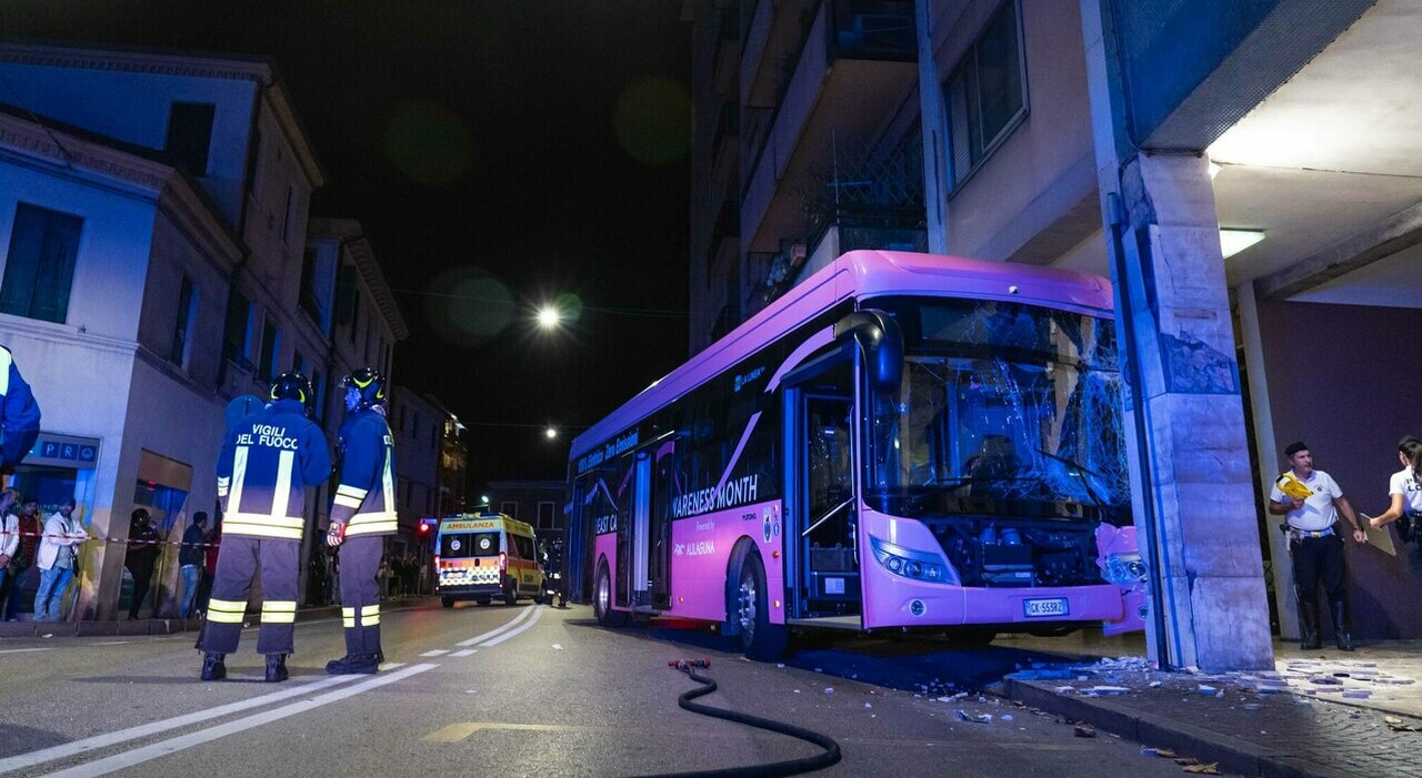 Mestre, bus contro la colonna in via Carducci: l'autista è stato operato al cuore per un'ostruzione coronarica