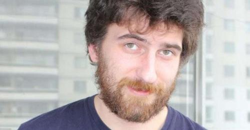 Morto improvvisamente a 33 anni il giornalista canadese che voleva il licenziamento e l'arresto dei non vaccinati - Grandeinganno