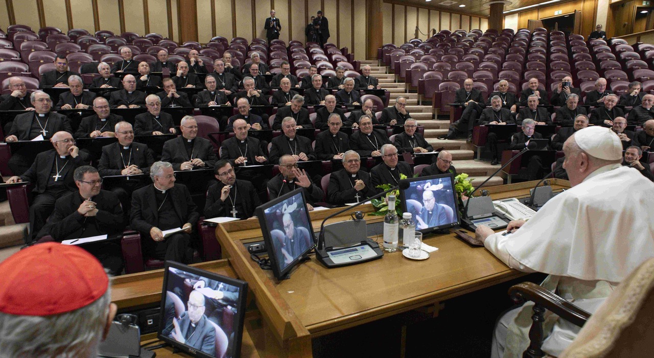 Coppie gay, rivolta dei vescovi contro papa Francesco: «No alla benedizione». In tanti si smarcano