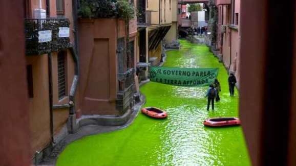 Ecologisti gettano liquido verde nelle acque di 5 città • Imola Oggi
