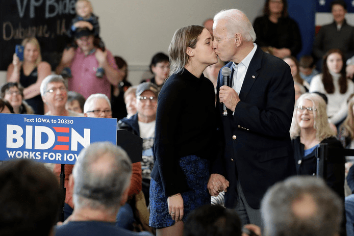 Biden ha spaventato i fan baciando sua nipote adolescente durante un evento della campagna in Iowa - Grandeinganno