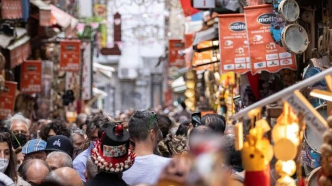 Natale a Napoli, folla impressionante di turisti: quali strade evitare