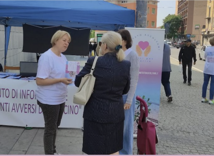 «Verità e giustizia». Il sit in dei danneggiati davanti alla Procura - La Nuova Bussola Quotidiana