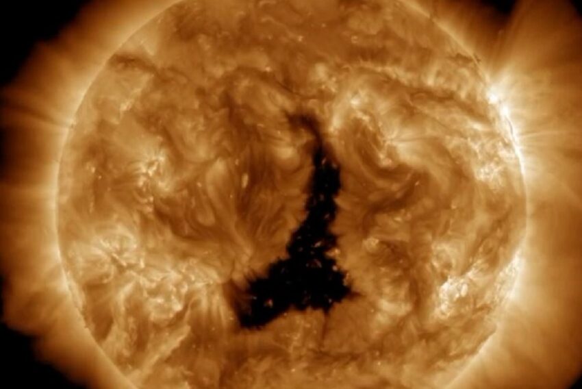 Un enorme buco si è aperto nel nostro sole e ha rilasciato due potenti scariche verso la Terra. - Grandeinganno