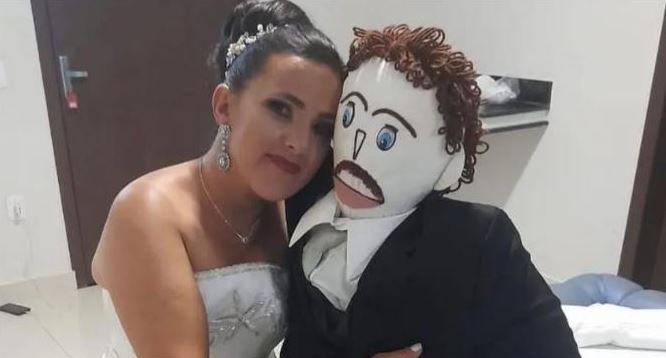 Sposa una bambola di pezza creata dalla mamma: matrimonio con 250 invitati e viaggio di nozze a Rio - Grandeinganno