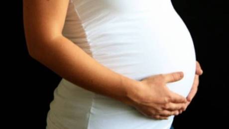 Scopre di essere incinta di 5 mesi durante la transizione di genere • Imola Oggi