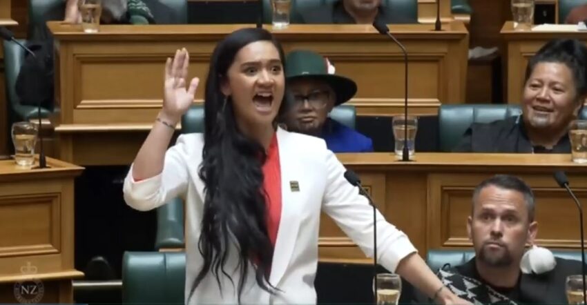 Il potente discorso 'Haka' della deputata Rawhiti al parlamento neozelandese, risuona a livello globale - Grandeinganno