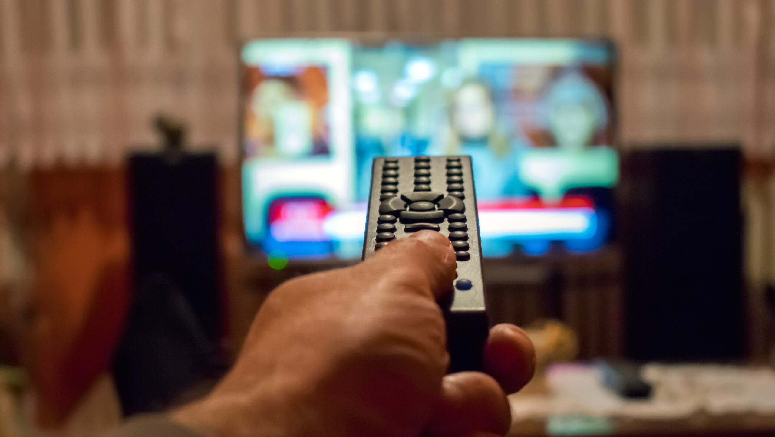 Mezzo milione di italiani ha smesso di guardare i telegiornali nell’ultimo anno - L'INDIPENDENTE