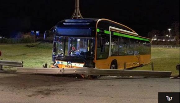 Bus di linea sfonda guard-rail a Grandate, ipotesi: malore o guasto tecnico • Imola Oggi