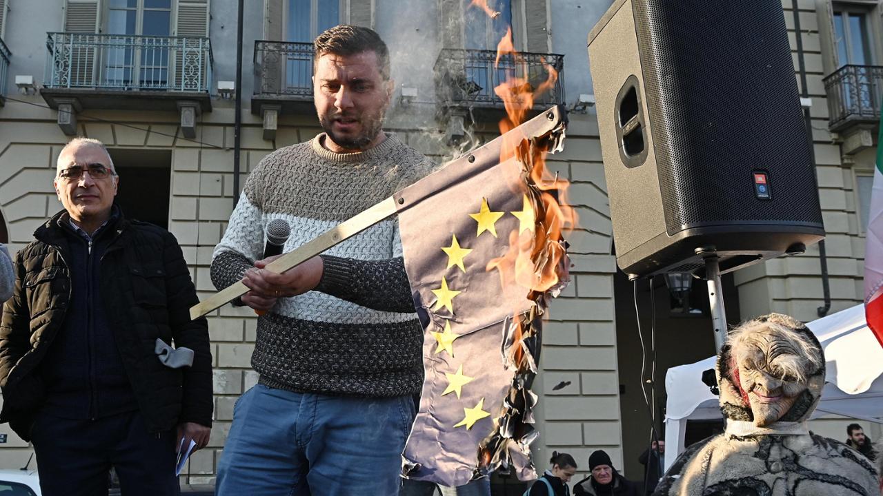 Protesta dei trattori a Torino, bruciata la bandiera Ue - La Stampa