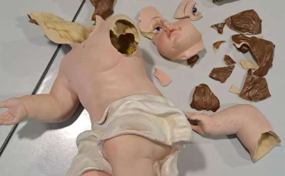 Monfalcone, vandali disintegrano statua di Gesù Bambino • Imola Oggi
