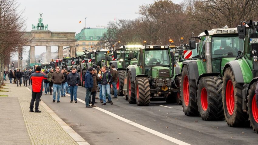Germania: proteste degli agricoltori, la polizia sta indagando sull'erezione della forca - Grandeinganno