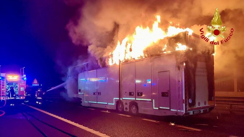 In fiamme un carico di auto di lusso: A4 in tilt per diverse ore | Bresciaoggi