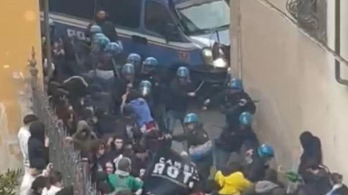Rimossa la dirigente del Reparto mobile di Firenze dopo le manganellate alla manifestazione di Pisa | Corriere.it