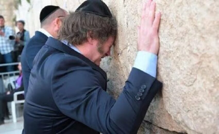 Il presidente dell’Argentina Javier Milei in lacrime al muro del pianto: “Trasferiremo l’ambasciata a Gerusalemme” - Grandeinganno
