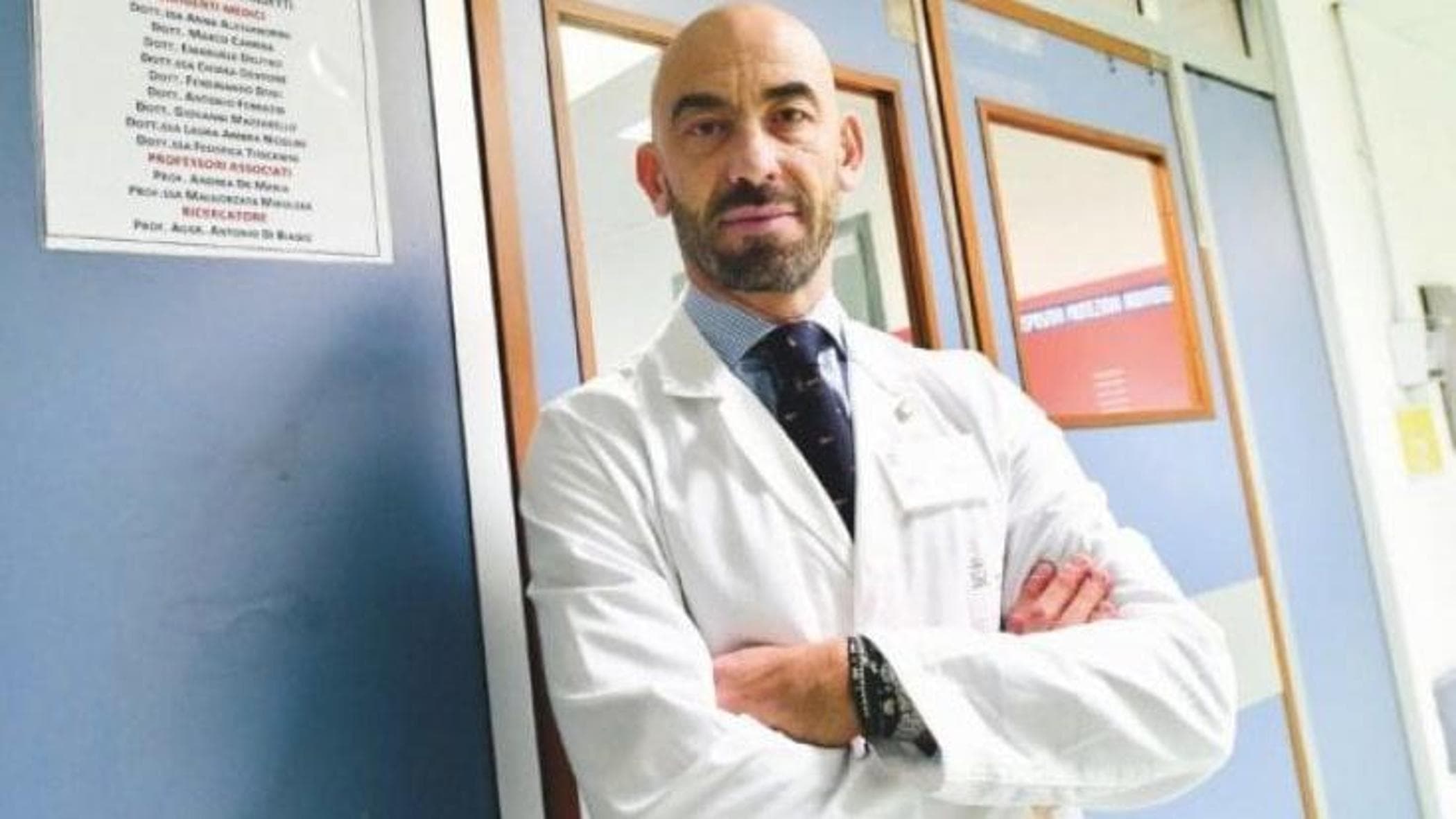 I medici specializzandi contro il professor Bassetti: “Nel suo reparto i tutor spesso assenti”. L’infettivologo: “Non è vero, li querelo” - la Repubblica