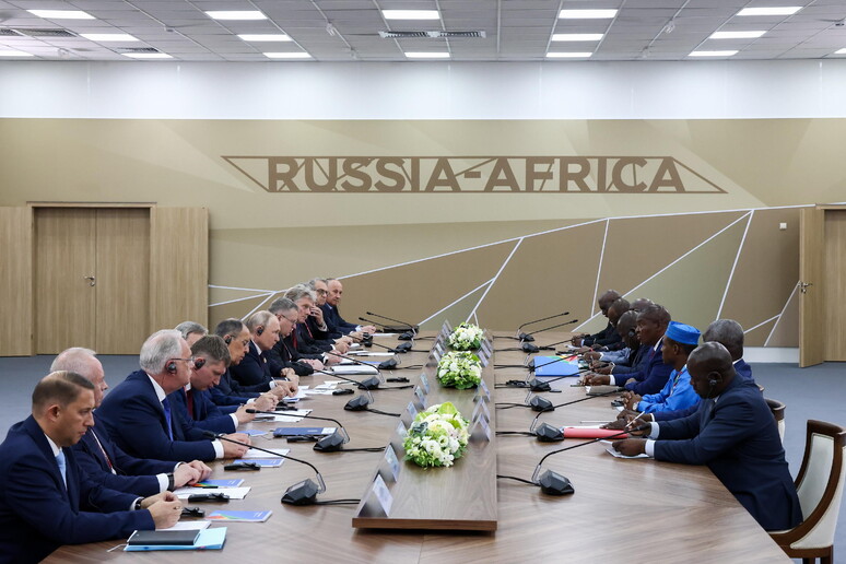 Il presidente eritreo a Putin: "Abbiamo bisogno di una nuova architettura finanziaria non controllata dal dollaro o dall'euro" - Grandeinganno