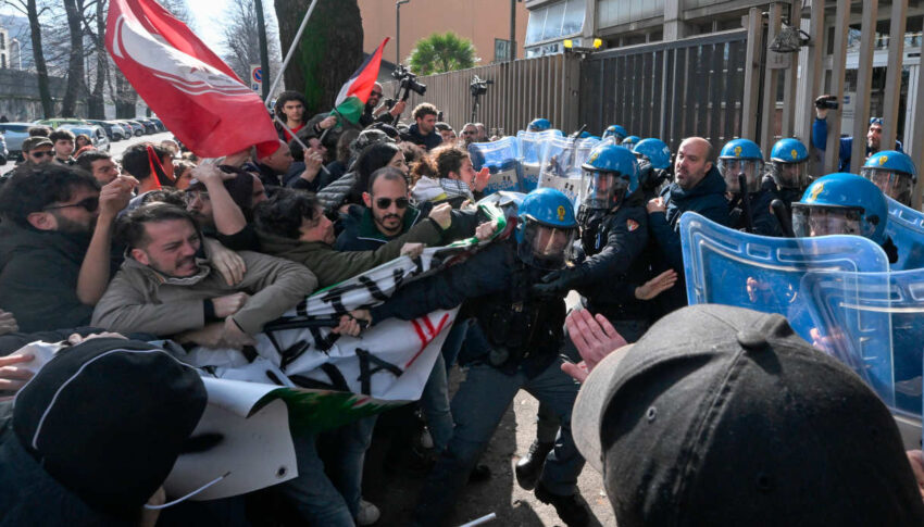 Cortei pro Palestina sotto la sede Rai di Napoli: polizia carica i manifestanti con i manganelli tra le urla - Grandeinganno