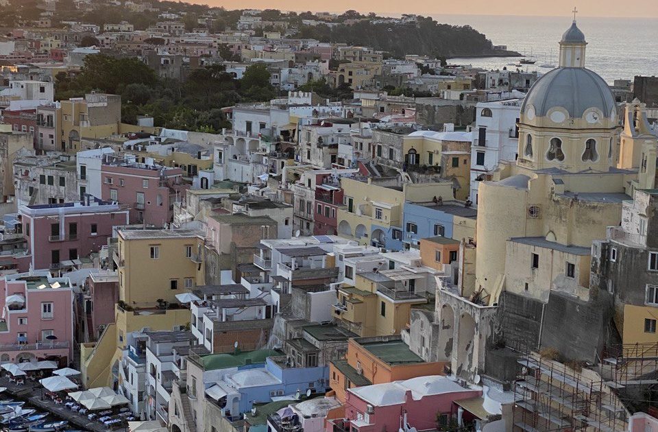 Le straordinarie processioni di Pasqua a Procida: quella degli Apostoli e del Cristo Morto e dei Misteri | Napoli da Vivere