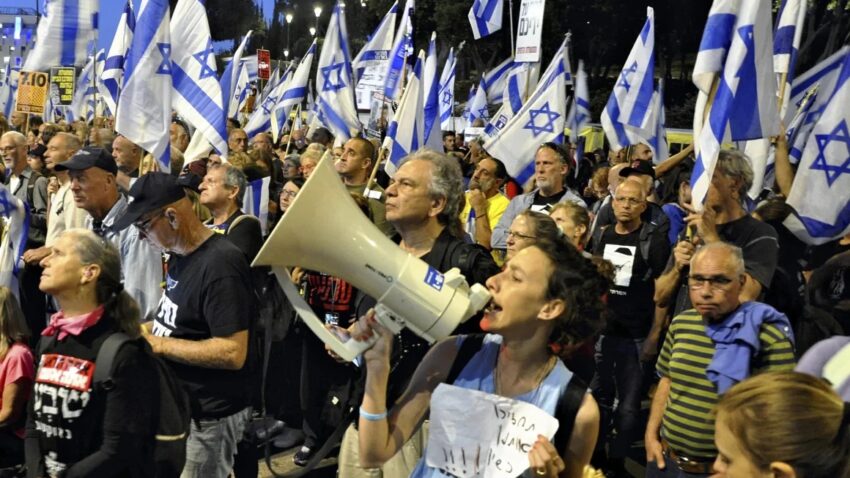 Proteste in Israele: manifestanti superano le barriere di sicurezza e si riuniscono fuori dalla residenza di Netanyahu, chiedendo le dimissioni - Grandeinganno