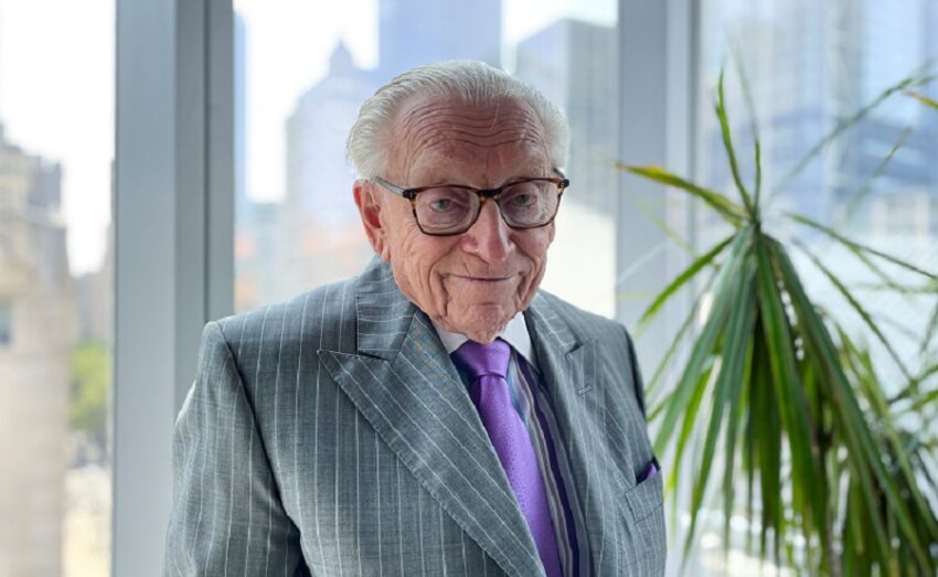 Larry Silverstein prese in locazione le Torri Gemelle un mese prima degli attacchi dell'11 settembre e ricevette un risarcimento assicurativo di 4,6 miliardi di dollari. - Grandeinganno