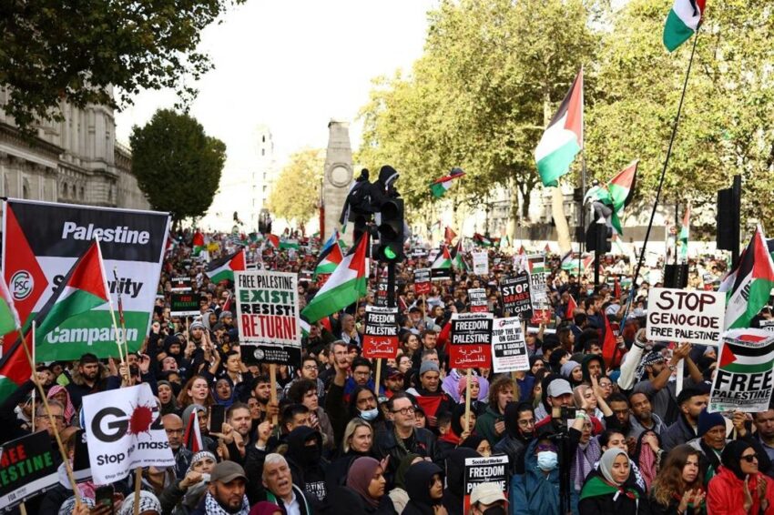 Una folla di circa 100.000 persone si riversa per le strade di Londra in una massiccia marcia a sostegno della Palestina. - Grandeinganno