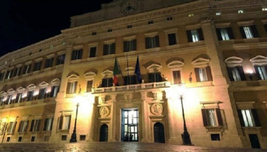 Banca Intesa fa il regalone ai deputati: Tasso di Interesse 28 Volte Superiore alla Media Nazionale e una serie di servizi a costo zero - Grandeinganno