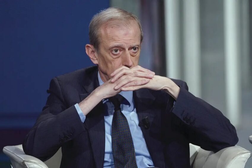 Piero Fassino, uno dei fondatori del Partito Democratico (PD), è stato denunciato per aver rubato un profumo dal valore di 130 euro - Grandeinganno