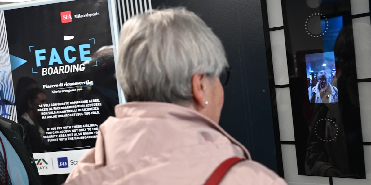 Cos'è il faceboarding, per imbarcarsi su un aereo col riconoscimento facciale - Il Post