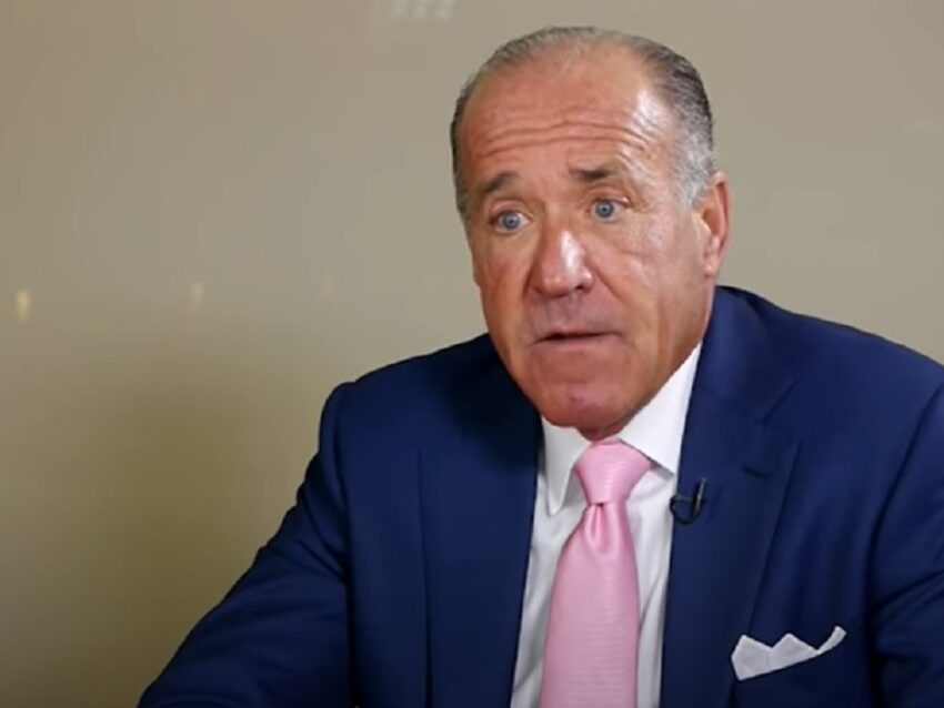 Frank, il fratello minore di Joe Biden, ammette che il selfie nudo sul sito di incontri gay è autentico. "Il mio telefono deve essere stato hackerato" - Grandeinganno