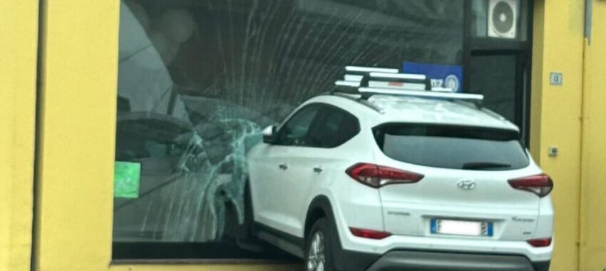 Accusa un malore e si schianta contro una vetrina. Attimi di paura a Leno - Grandeinganno