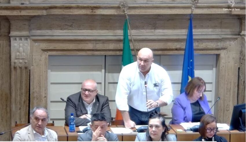 Sindaco di Terni Stefano Bandecchi scatenato al consiglio comunale: "pezzenti di m..da" "non contate un c..zo" "siete dei miseri" - Grandeinganno