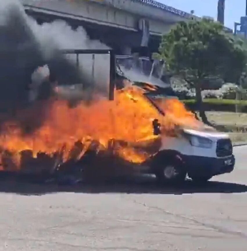 Furgone senza conducente circola in fiamme sulla M-11 a Madrid - Grandeinganno